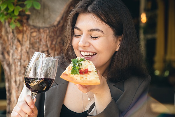 Come scegliere il vino giusto da abbinare alla tua pizza preferita