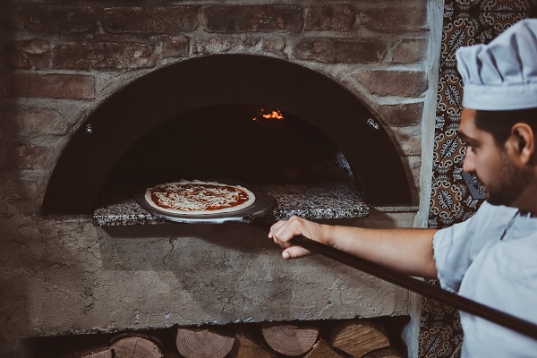 Dietro le quinte di una pizzeria: la vita in cucina tra farina, forni e creatività